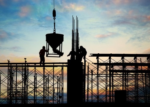 Obreros trabajando al amanecer