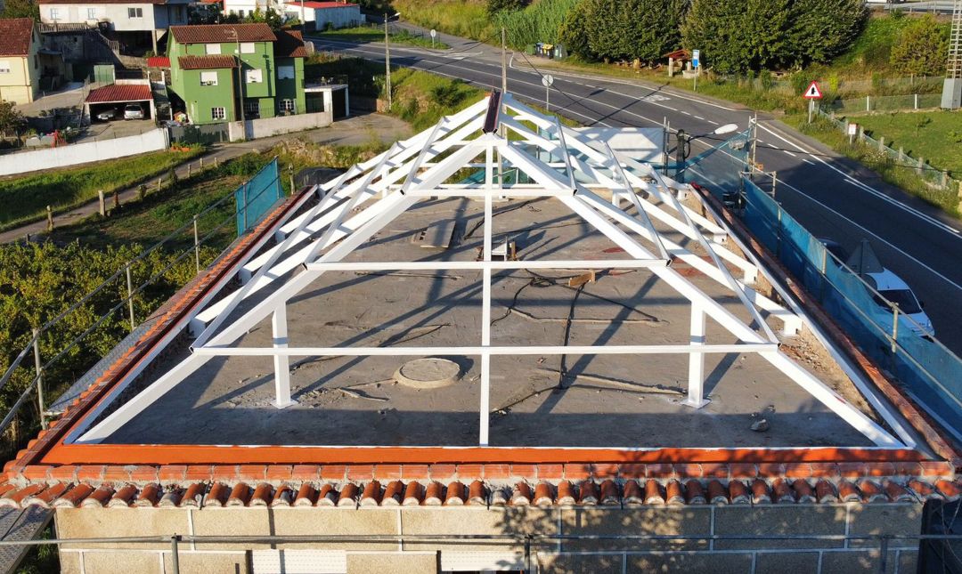 Construcción de armazón metálico en Santa Cristina