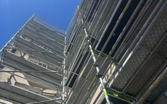 Rehabilitación de fachadas de patio interior en sistema SATE – Obra en Blanco Porto 12, Pontevedra