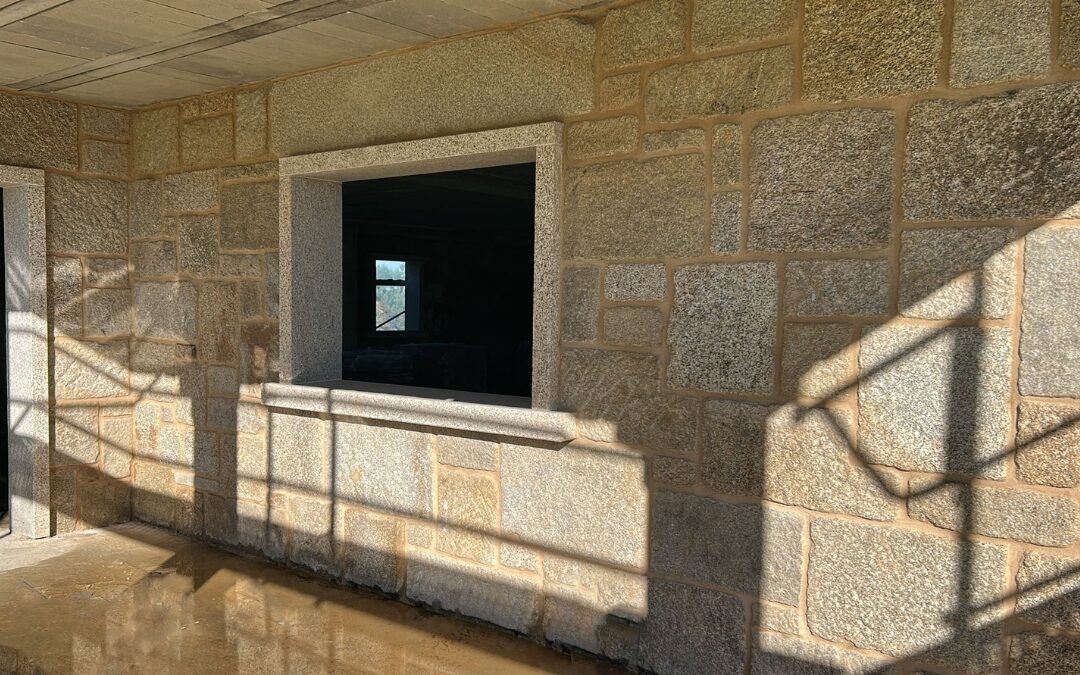 Fachada de vivienda en piedra país.