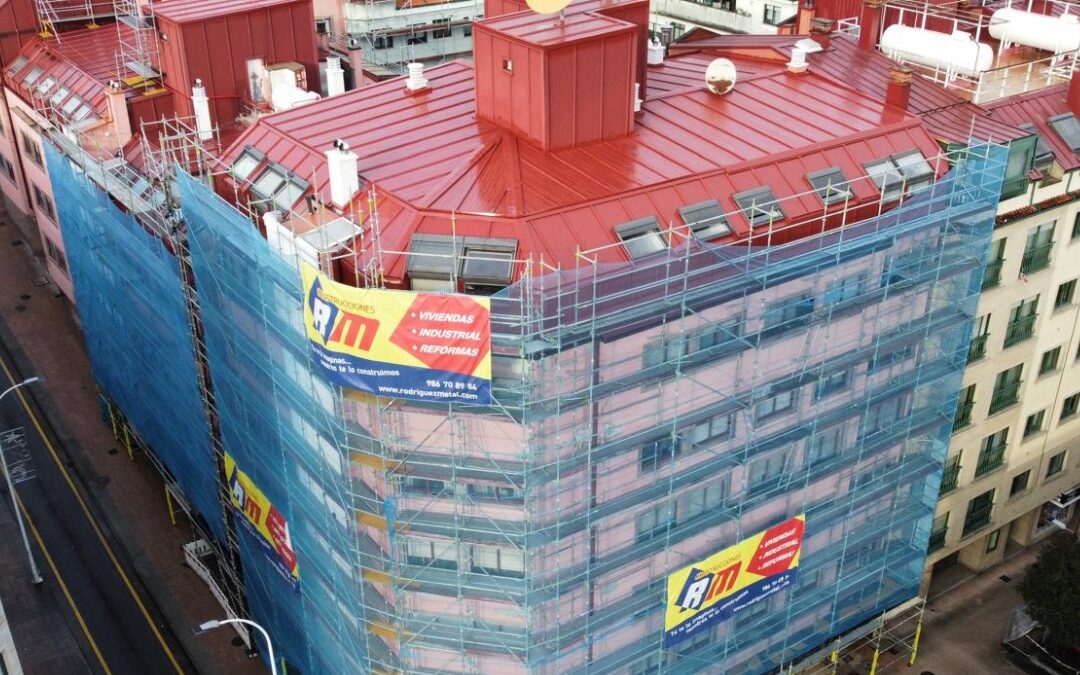 La cubierta de panel sándwich pintada en la C/Herminia Fariña, Pontevedra.