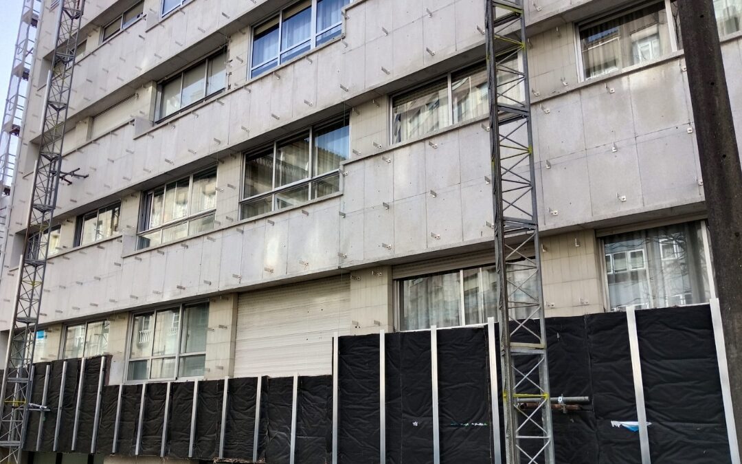 El mensulado de la fachada de Augusto García Sánchez.