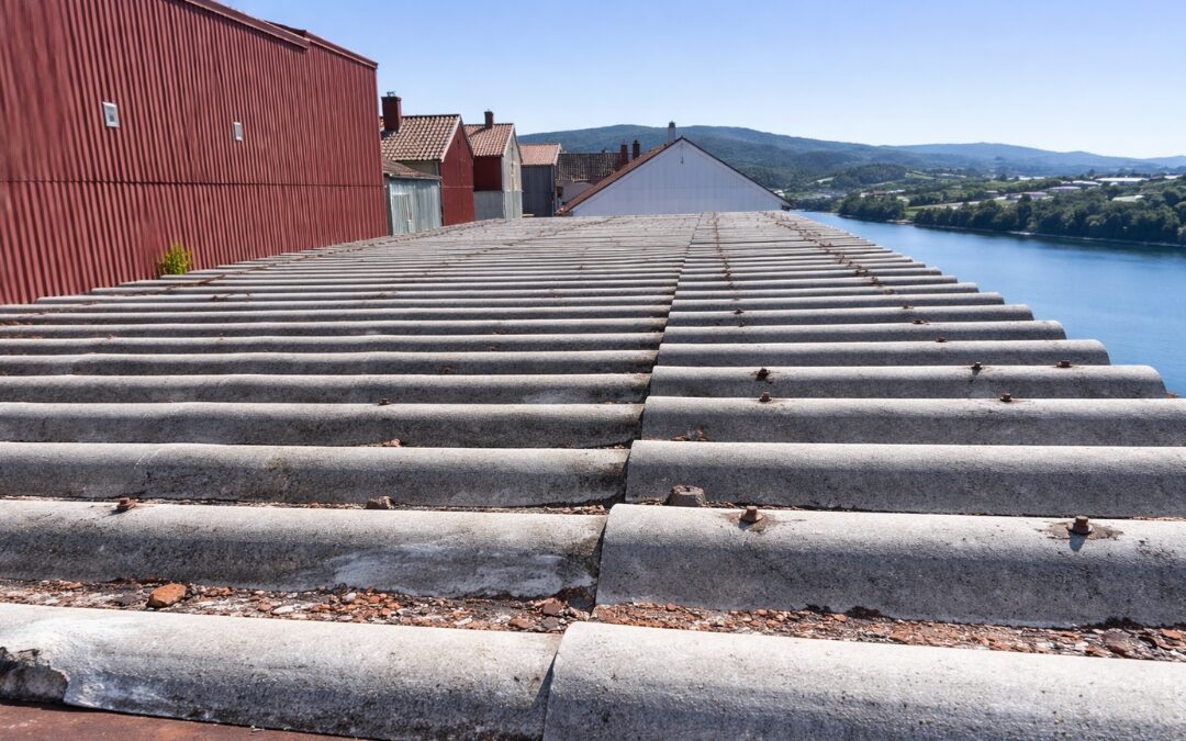 La cubierta de uralita del edificio de la Avenida Corbaceiras en Pontevedra.