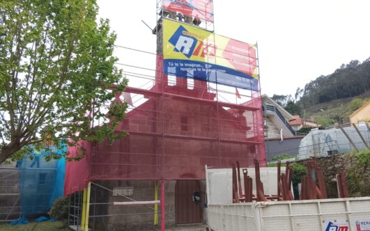 Reforma de la Iglesia de San Adrián de Cobres en Vilaboa: renovación de cubierta y fachada