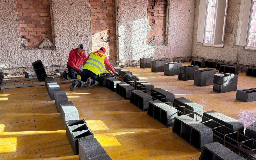 Operarios de RM durante la instalación de forjados de madera.